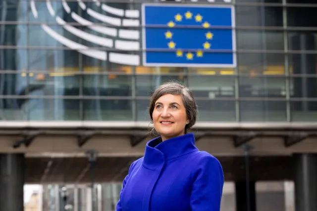 Anna Deparnay-Grunenberg MdEP in einem blauen Mantel vor dem Europäischen Parlament